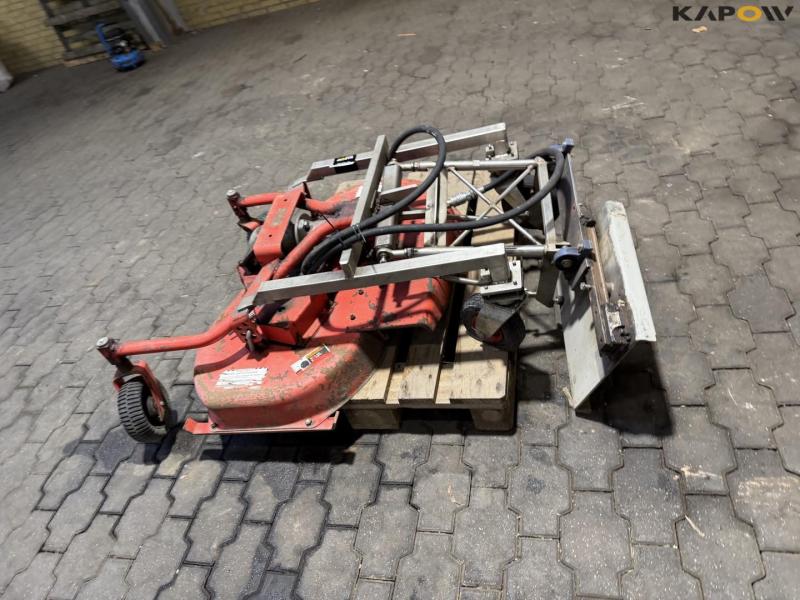 Cutting table with skid steer hitch 8
