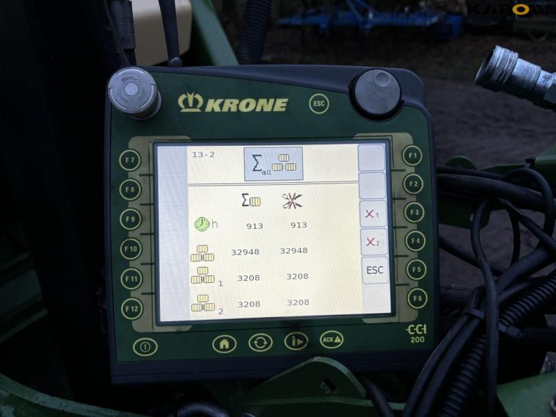 Krone Big Pack 4X4 baler with bale trailer 88