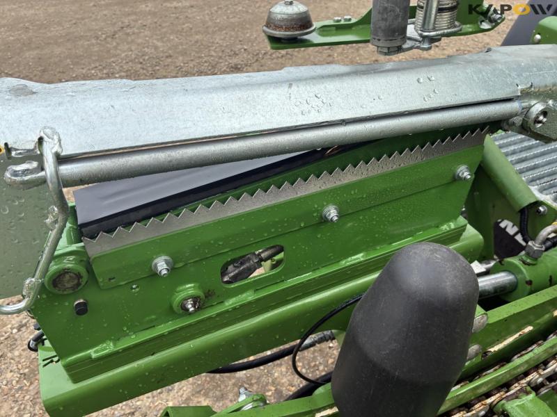 Krone Comprima CF155 XC Plus round baler 31