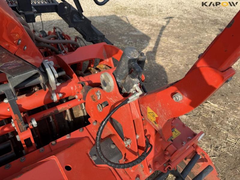 Kuhn 4030 power harrow seeding kit 13