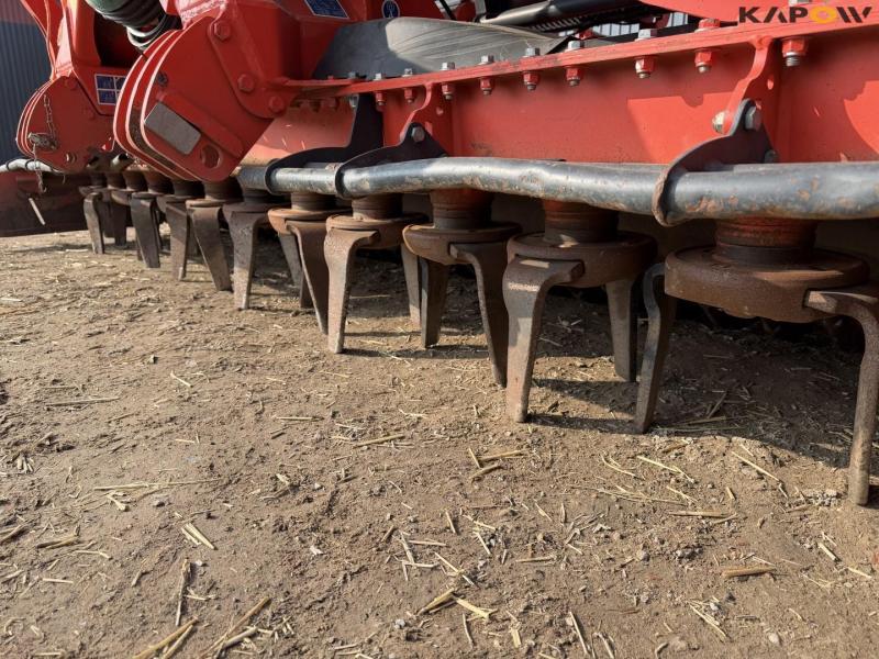 Kuhn 4030 power harrow seeding kit 17