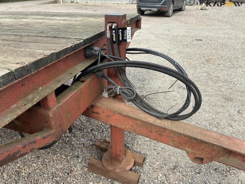 Flatbed truck 10