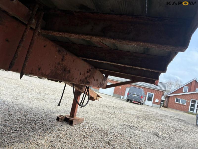 Flatbed truck 16