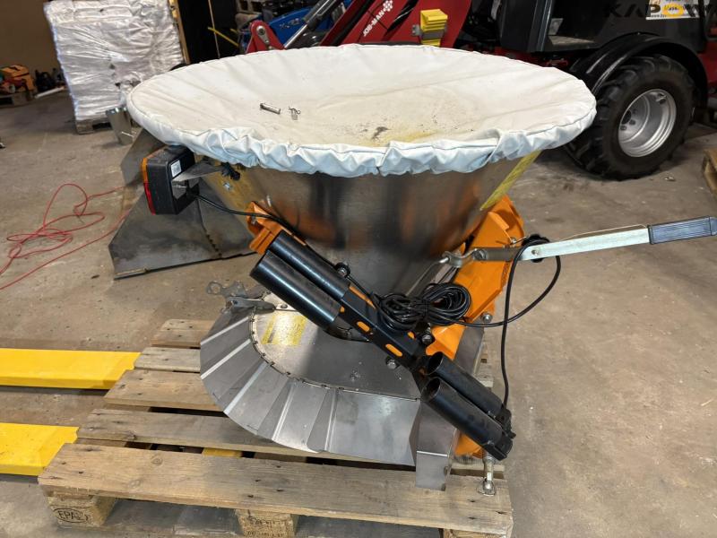 LS Cosmo P-Pro 180 salt spreader - NEW 11