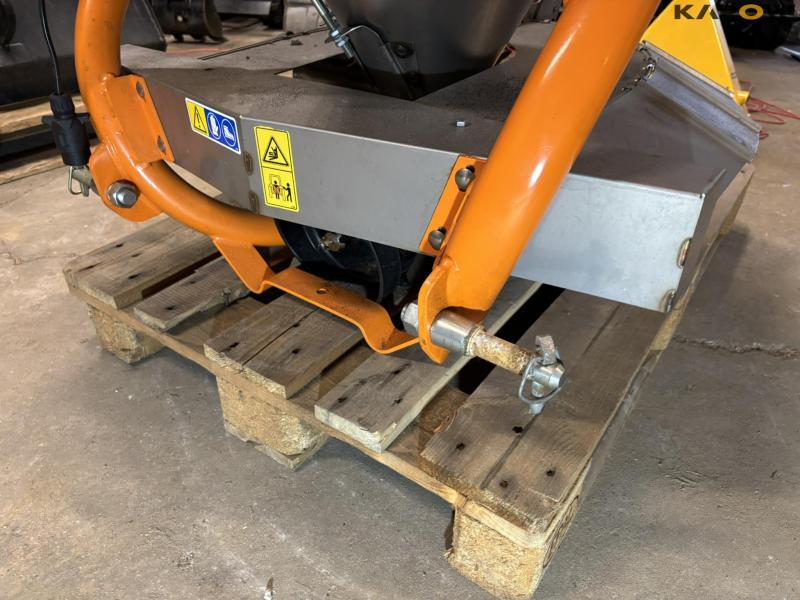 LS Cosmo P-Pro 180 salt spreader - NEW 15