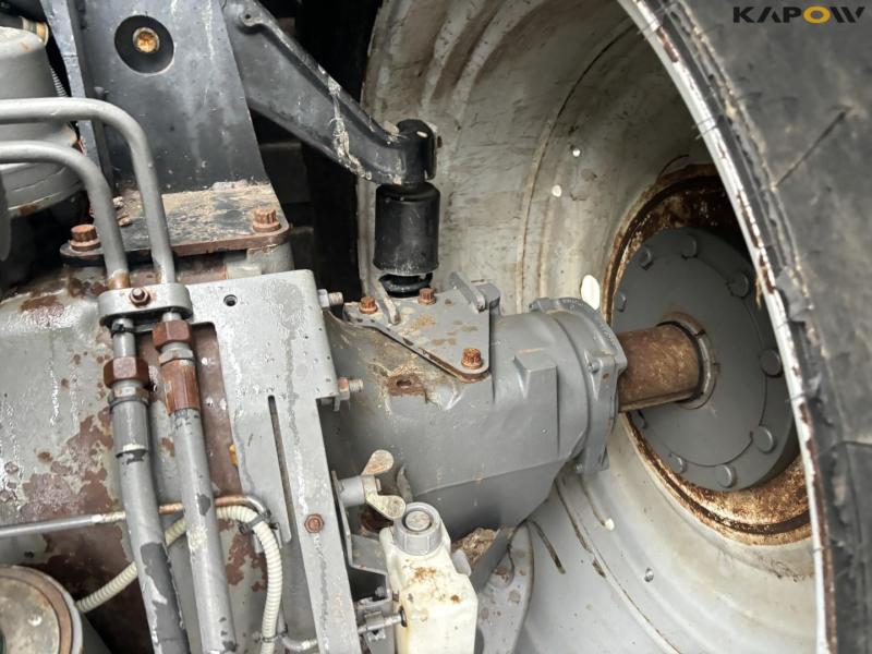 Massey Ferguson 8690 tractor 29