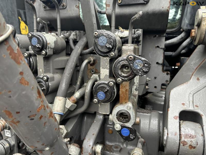 Massey Ferguson 8690 tractor 33