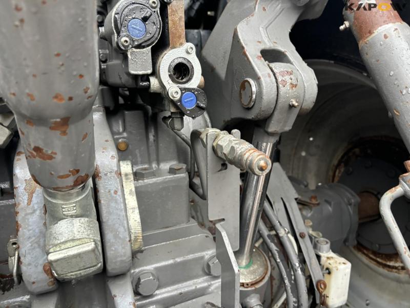 Massey Ferguson 8690 tractor 37