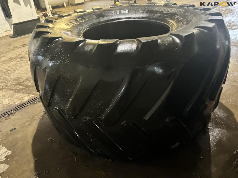 Michelin 1050/50-R32 tires 16