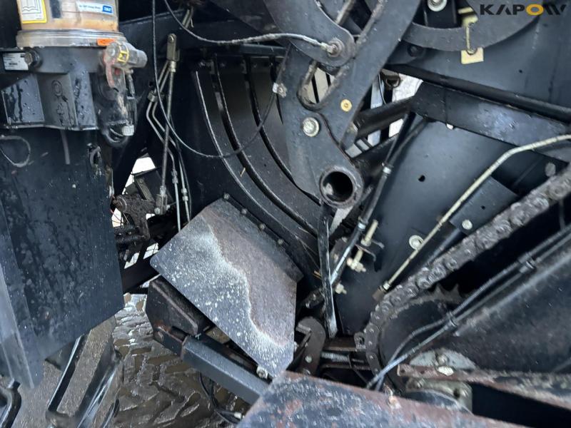 New Holland BB9080 baler 24