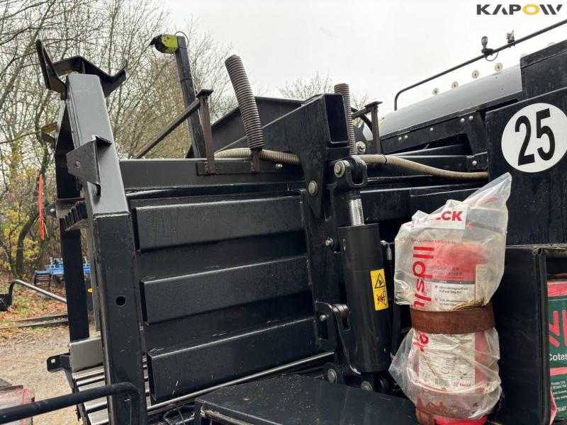 New Holland BB9080 baler 42