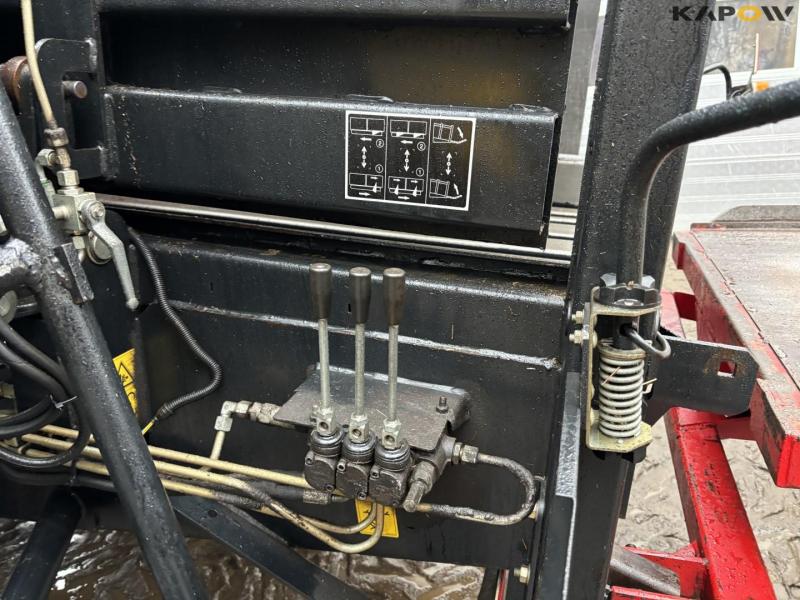 New Holland BB9080 baler 46