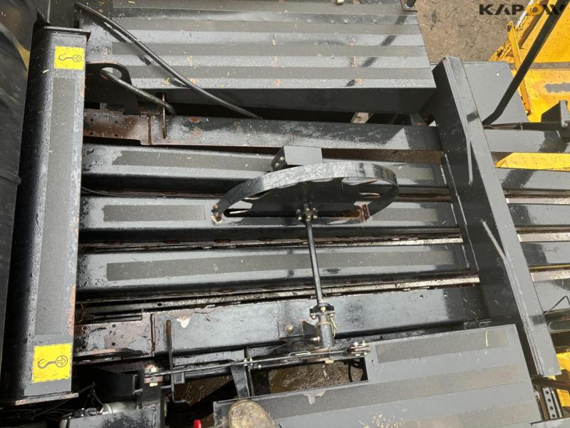 New Holland Bigbaler 890 with bale trailer 42