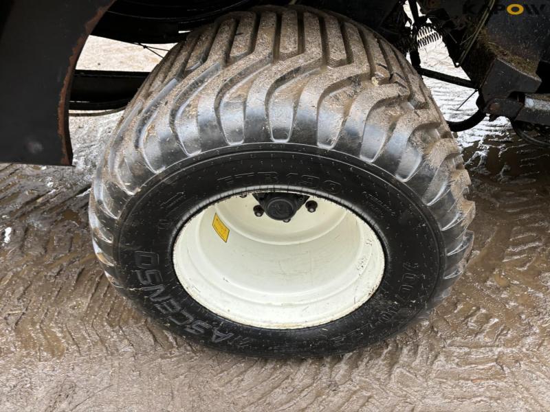 New Holland Bigbaler 890 with bale trailer 75