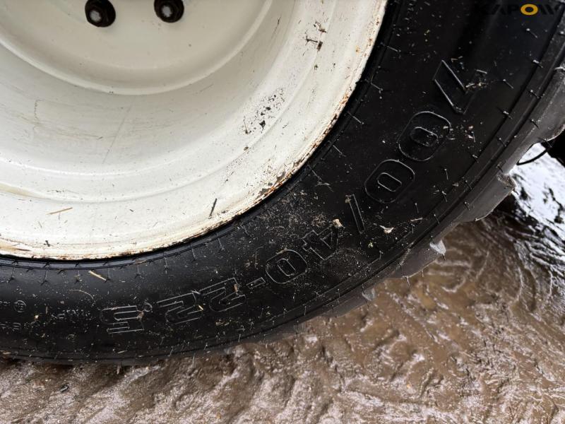 New Holland Bigbaler 890 with bale trailer 76