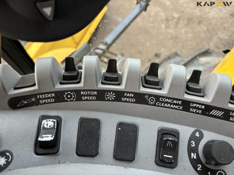 New Holland CX8060 combine harvester 73