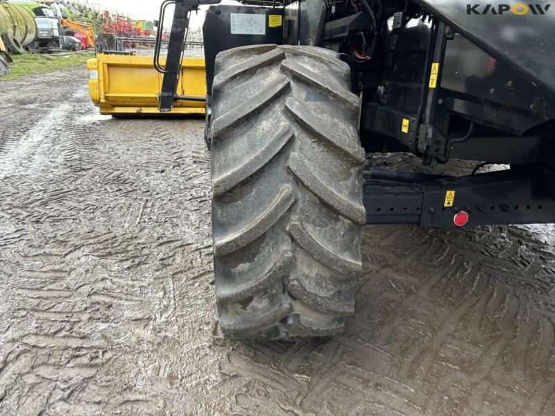 New Holland CX8060 combine harvester 94
