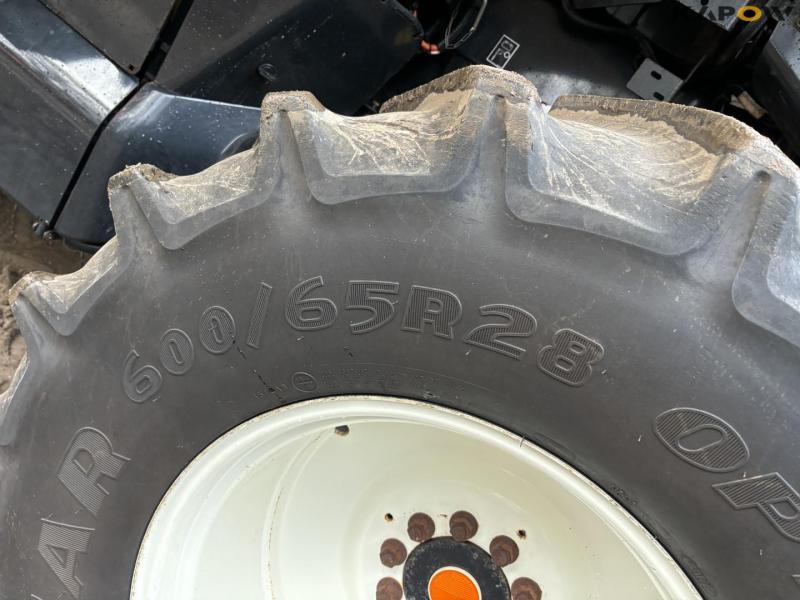 New Holland CX8060 combine harvester 96