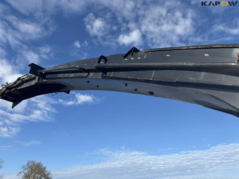 New Holland FR550 with corn header and pickup 37