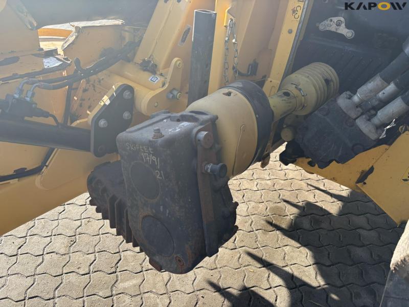 New Holland FR550 with corn header and pickup 56