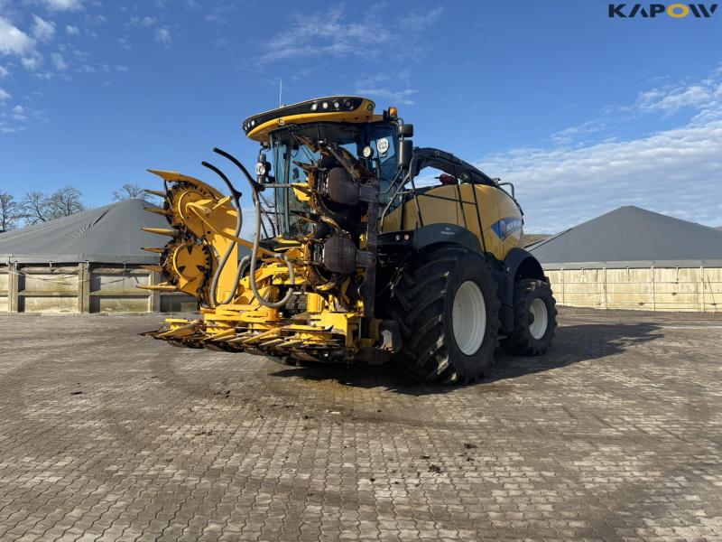 New Holland FR550 with corn header and pickup 71