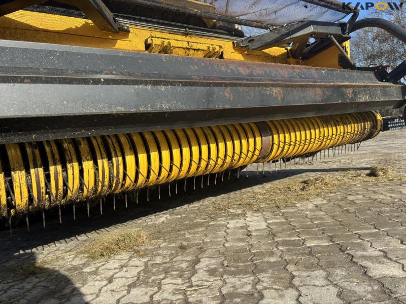 New Holland FR550 with corn header and pickup 90