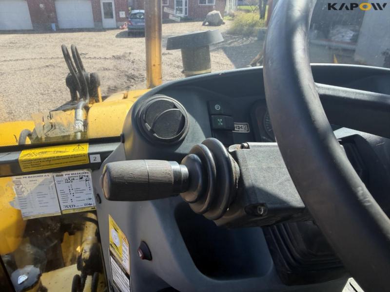 New Holland LB115B-4PS backhoe loader 28