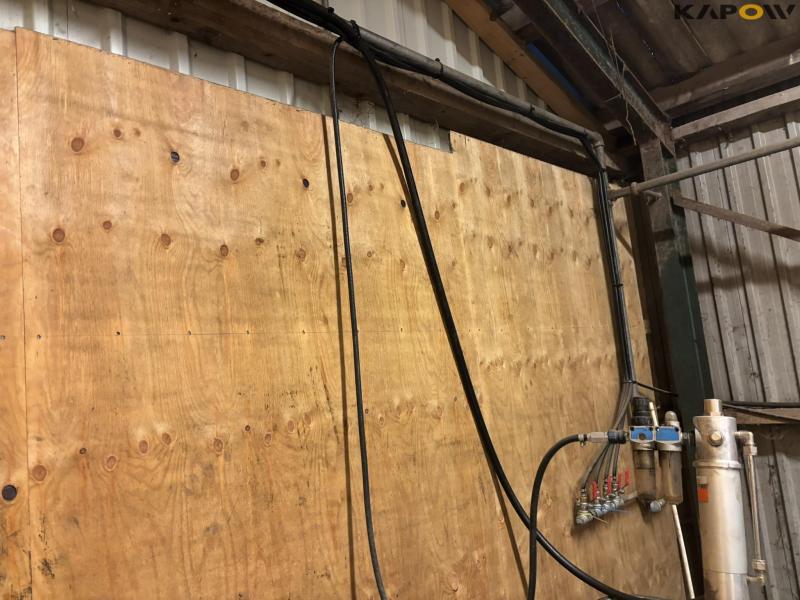 Oil dispensers and pumps 24