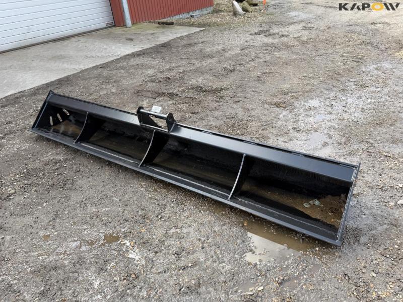 Cleaner bucket with Hydrema hitch 1