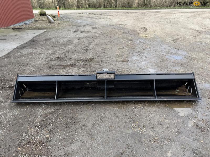 Cleaner bucket with Hydrema hitch 2