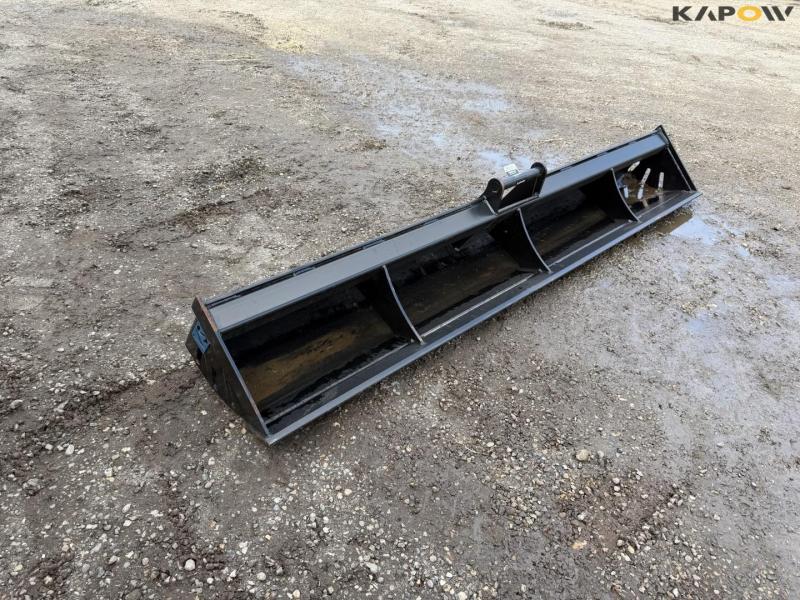 Cleaner bucket with Hydrema hitch 3