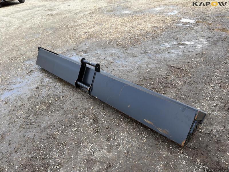 Cleaner bucket with Hydrema hitch 5