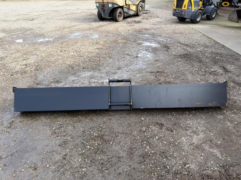 Cleaner bucket with Hydrema hitch 6