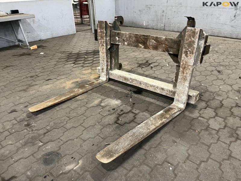 Pallet forks with Volvo hitch 1