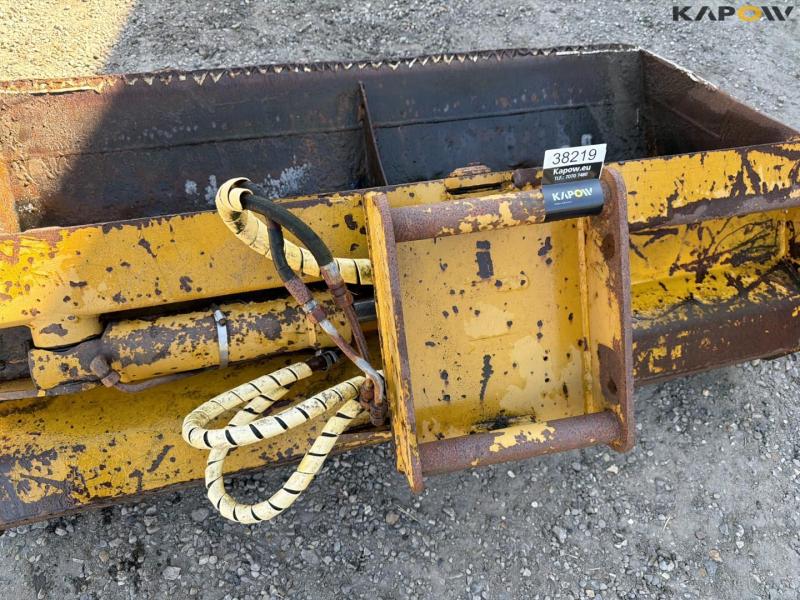 Grader bucket with Hydrema hitch 9