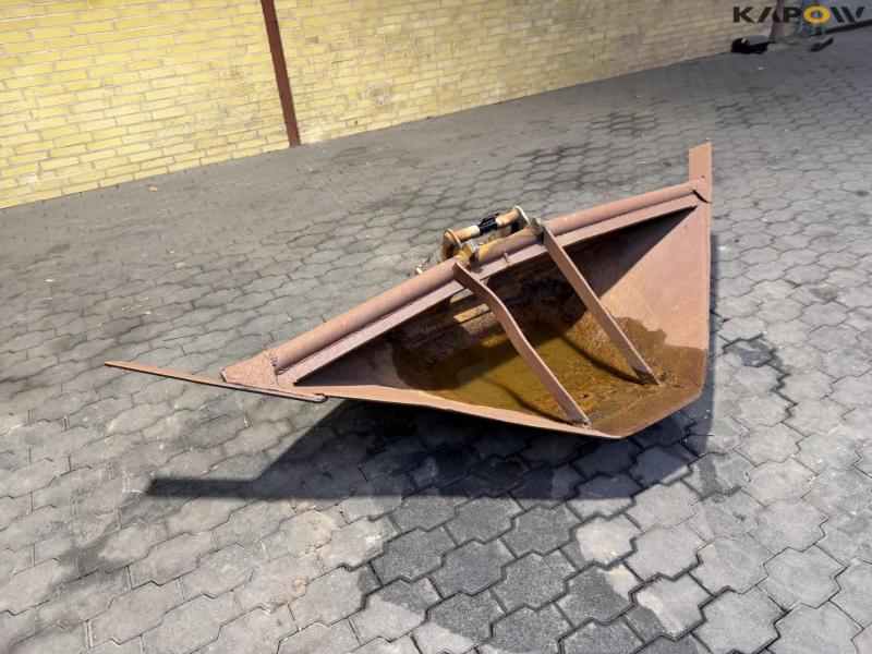 Profile bucket with Hydrema hitch 3