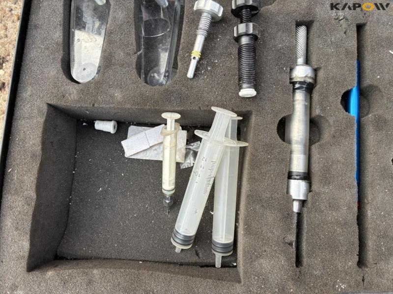 Repair kit for stone chips 11