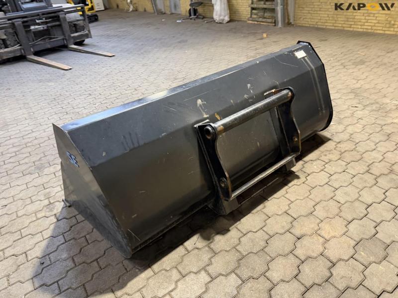 SE bucket with Manitou hitch 7