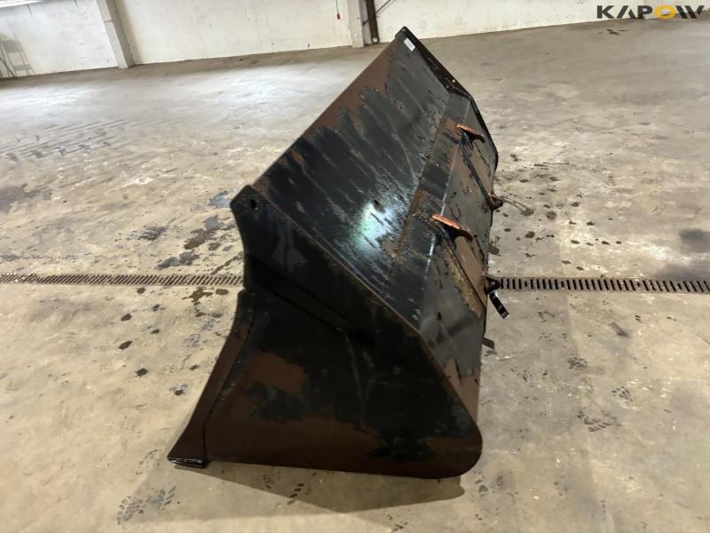 Bucket with Euro hitch 7