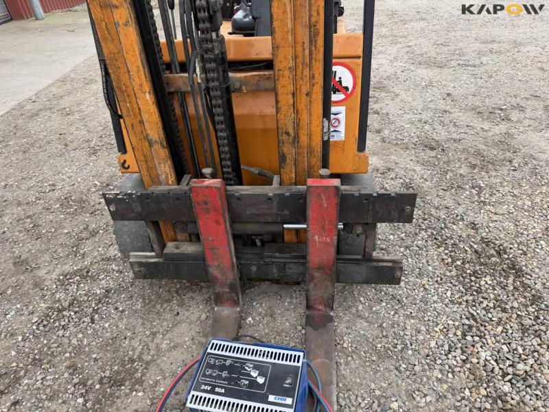 Still electric forklift 11