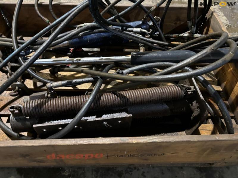 Support legs and pistons 7