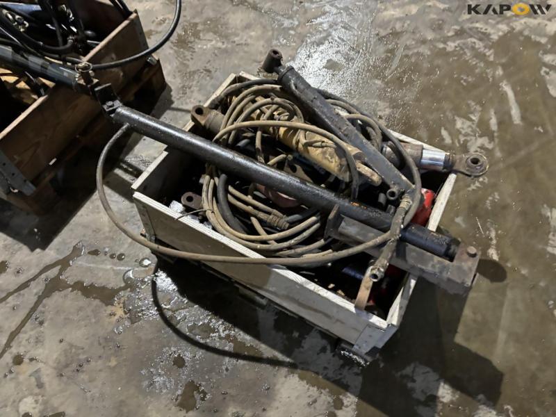 Support legs and pistons 13