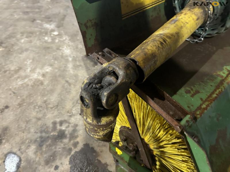 Thyregod broom with 3-point hitch 16