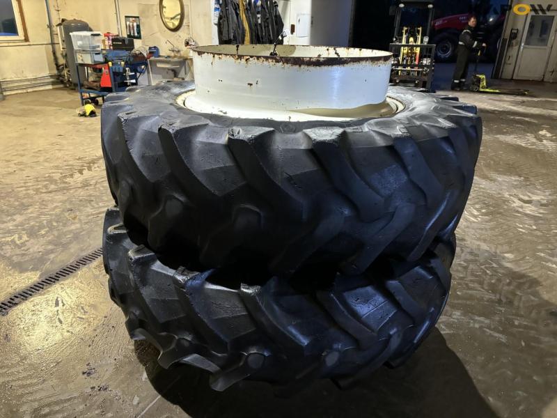 Twin wheels 20.8-R42 5
