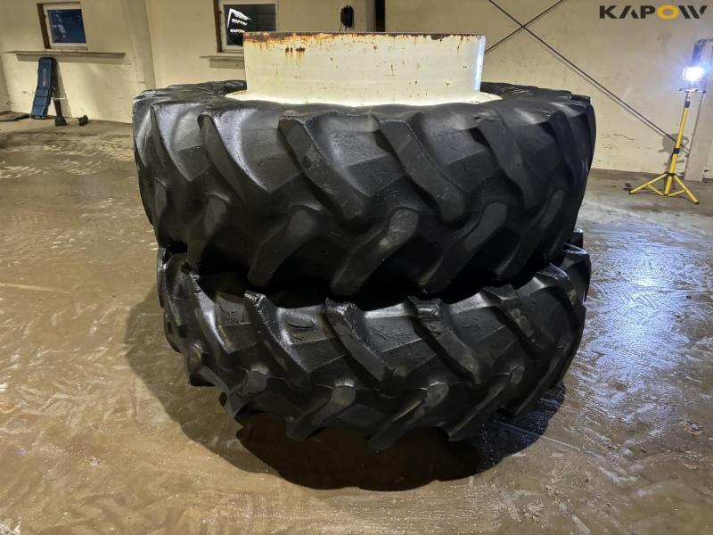 Twin wheels 20.8-R42 10