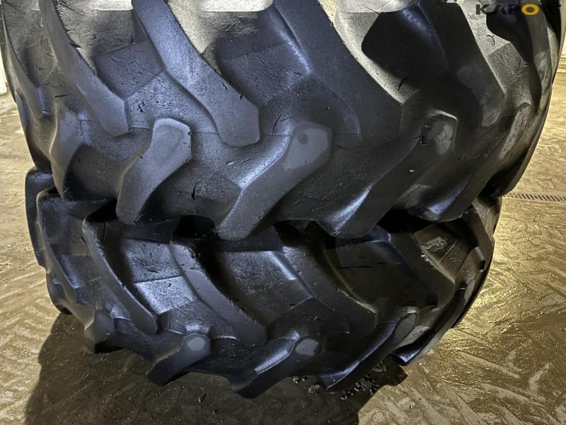 Twin wheels 20.8-R42 12