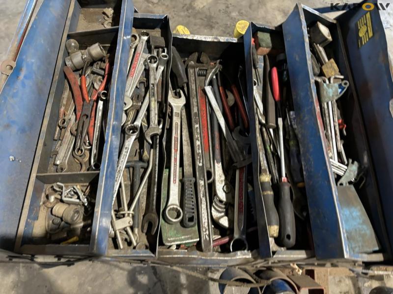 Tool trolley with contents 13