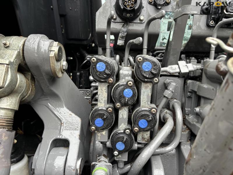 Valtra S394 tractor 38