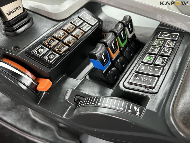 Valtra S394 tractor 61