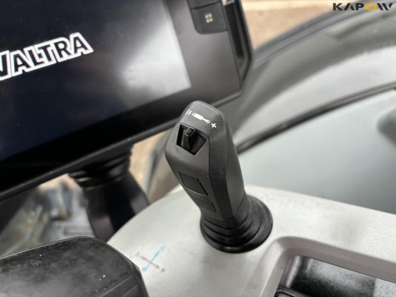 Valtra S394 tractor 64